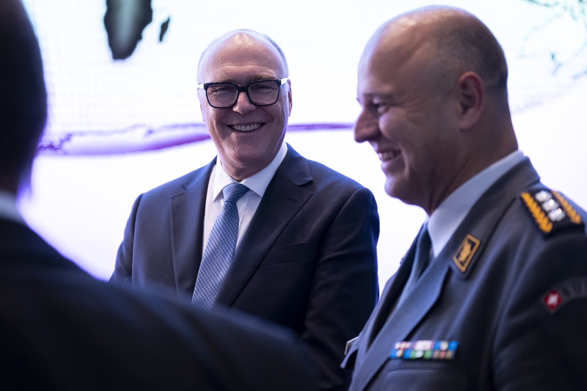 Bundesrat Martin Pfister, hinter, lacht neben Benedikt Roos, Korpskommandant und Chef der Armee (CdA), rechts, kurz vor einer Medienkonferenz ueber die Staerkung der Sicherheit und Verteidigung der Sc ...