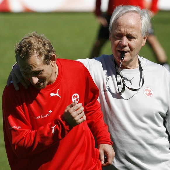 Nationalcoach Jakob Koebi Kuhn und Mauro Lustrinelli scherzen am Donnerstag, 31. August 2006, anlaesslich des Trainings der Schweizer Fussball Nationalmannschaft in Freienbach. (KEYSTONE/Steffen Schmi ...