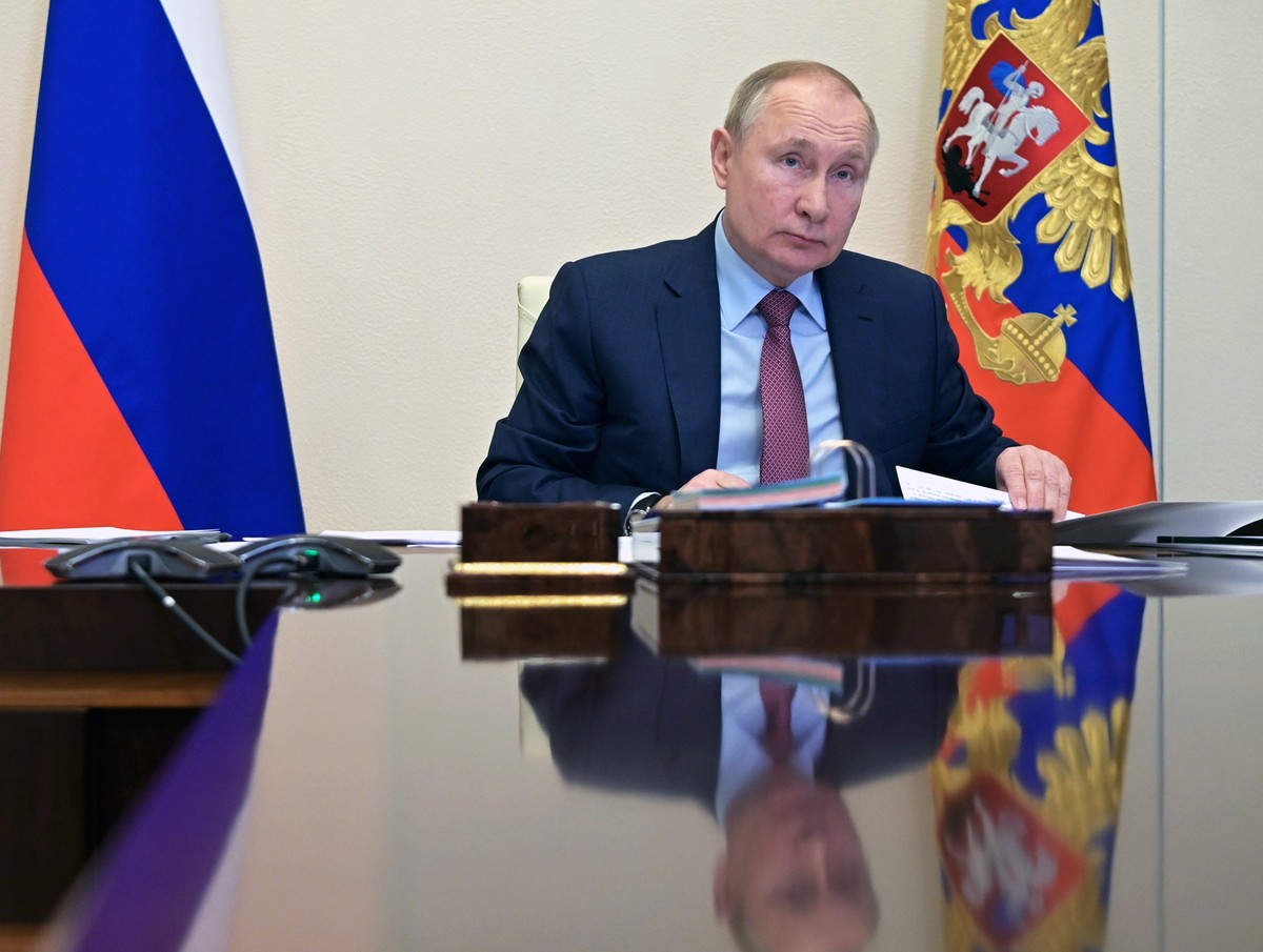 epa09711003 Russian President Vladimir Putin chairs a meeting with Italian businessmen via video conference at the Novo-Ogaryovo residence outside Moscow, Russia, 26 January 2022. EPA/ALEKSEY NIKOLSKY ...