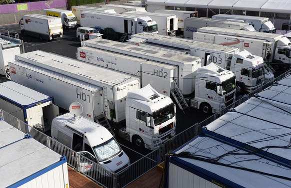 Hinter dem Letzigrund Stadion steht bereits der TV-Compound. Entstanden ist ein grosses, zweistöckiges Dorf mit 110 Containern. 20 Reportagewagen und 40 weitere Materialfahrzeuge werden im Verlauf der ...