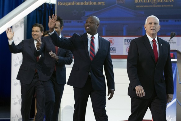epa10886882 (L-R) Florida governor Ron DeSantis, US entrepreneur Vivek Ramaswamy, South Carolina senator Tim Scott and former Vice President Mike Pence arrive on stage prior to the GOP FOX Business Pr ...
