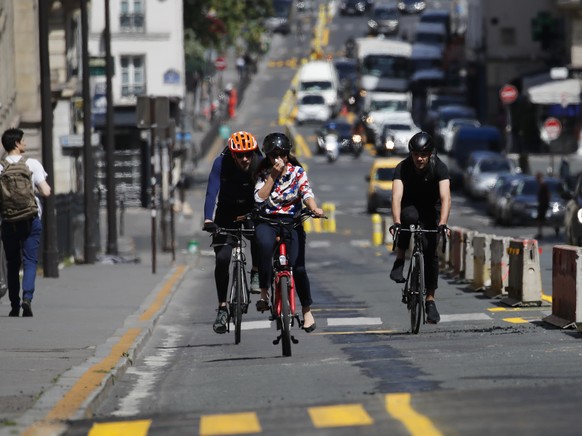 «Ziehen Sie für kurze Strecken das Fahrrad oder das Zufussgehen vor», so lautet die Empfehlung der Regierung von Emmanuel Macron. Velofahrer in Paris.