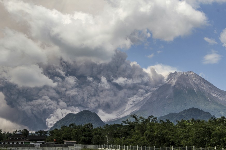 Gunung Merapi mengeluarkan material vulkanik saat terjadi letusan gunung berapi di Sulaiman, Indonesia, Sabtu 11 Maret 2023. (AP Photo/Slamet Riyadi)