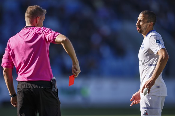 Le defenseur lausannois Fouad Chafik recoit un carton rouge lors de la rencontre de football de Super League entre FC Lausanne-Sport, LS, et Grasshopper Club Zuerich, GC, ce dimanche 17 octobre 2021 a ...