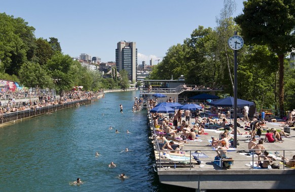 Menschen geniessen das schoene und warme Wetter am Samstag, 16. Juni 2012 in der Letten Badi an der Limmat in Zuerich. Nach der Renovation wird der obere Letten heute wiedereroeffnet. (KEYSTONE/Alessa ...