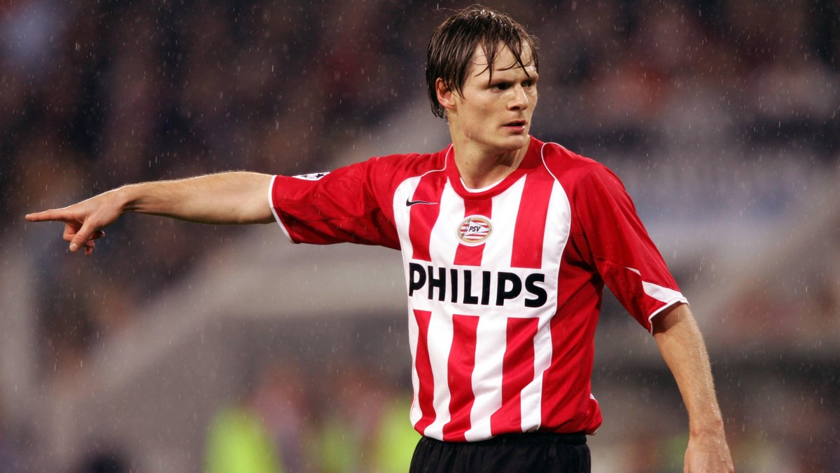 Bildnummer: 01516626 Datum: 13.04.2005 Copyright: imago/Claus Bergmann
Johann Vogel (Eindhoven) gibt Anweisungen; Johan, Vdig, quer, close, Gestik, zeigen, Fingerzeig, Anweisung, Regen, Regenspiel Ch ...