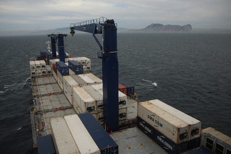 Exakt nach Zeitplan erreichen wir das Mittelmeer. Im Hintergrund ist der Fels von Gibraltar zu sehen.