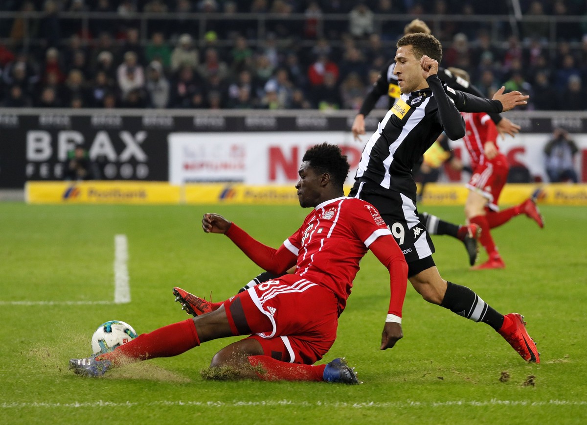 epa06350971 Moenchengladbach's Fabian Johnson (R) in action against Bayern's Kwasi Okyere Wriedt (L) during the German Bundesliga soccer match between Borrusia Moenchengladbach and FC Bayern ...