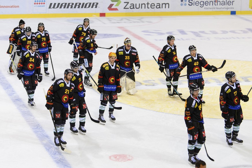 SC Bern Spieler reagieren nach der Niederlage (0-1), im sechste Eishockey Playoff Viertelfinalspiel der National League zwischen dem SC Bern und dem EV Zug, am Freitag, 23. April 2021, in der Postfina ...