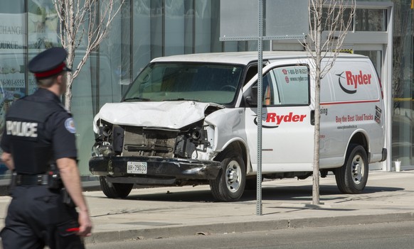 epaselect epa06687911 A rented van sits on a sidewalk about a mile from where several pedestrians were injured in northern Toronto, Canada, 23 April 2018. Eight to ten people were struck in two locati ...