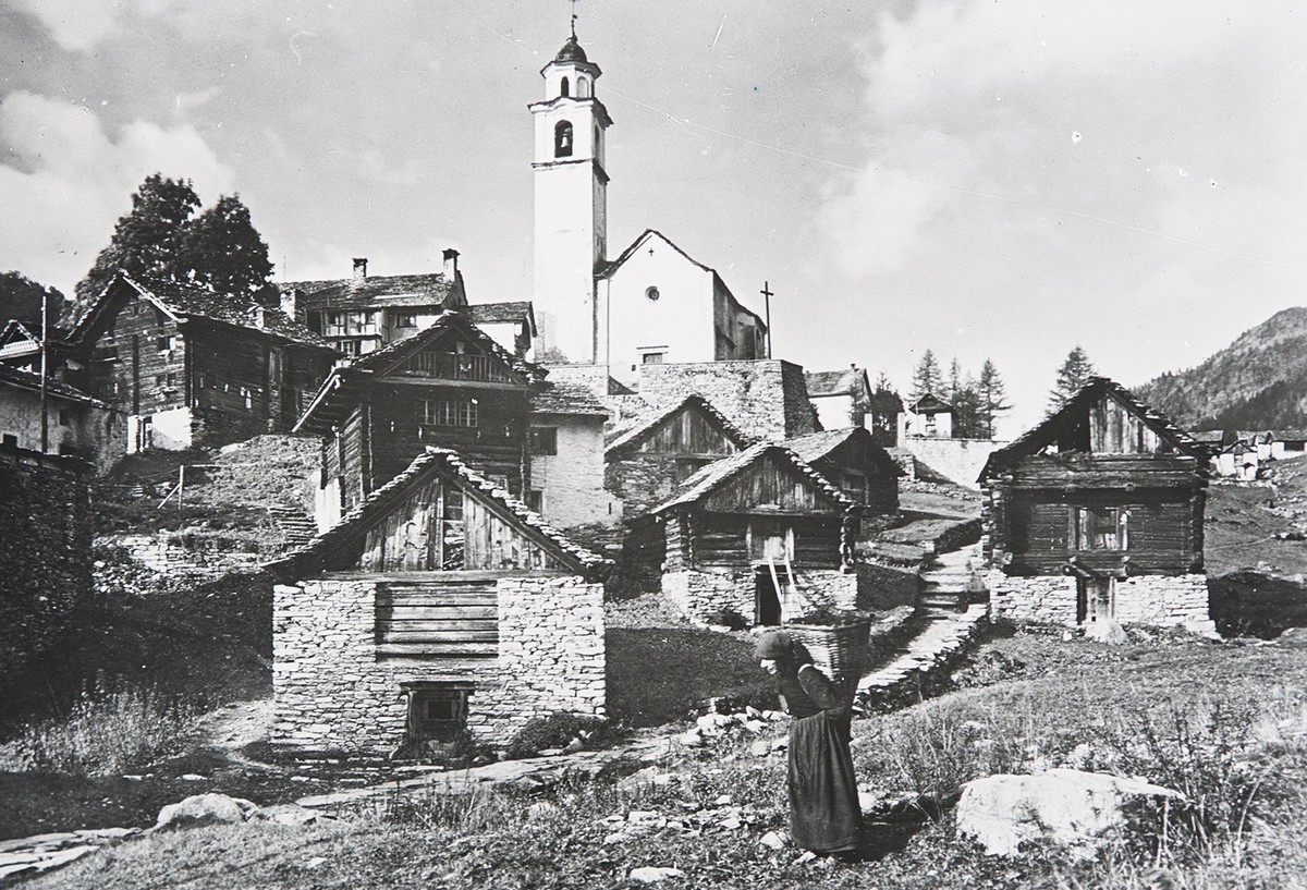 Ansicht des Walserdorfs Bosco Gurin TI, um 1935.
https://permalink.nationalmuseum.ch/100609333