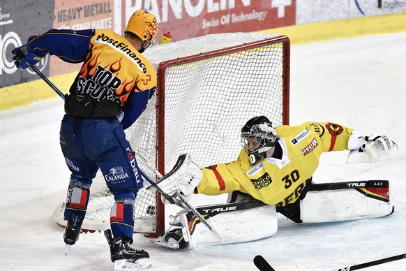 Der Davoser PostFinance TopScorer Enzo Corvi bei seinem Treffer zum 1:1 Ausgleich gegen den Berner Goalie Philip Wuethrich, im Eishockey-Qualifikationsspiel der National League zwischen dem HC Davos u ...