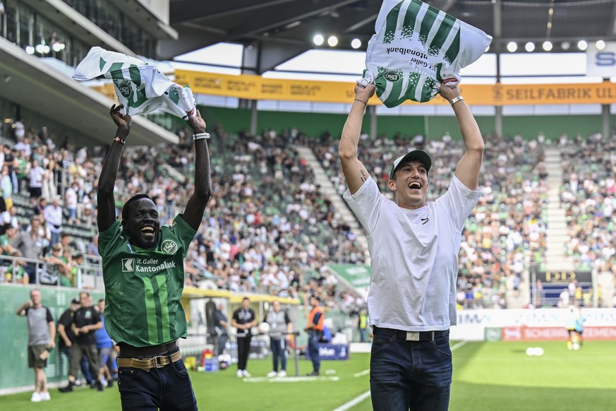 Leichtathlet Dominic Lobalu, links, und Zehnkaempfer Simon Ehammer, jubeln mit dem Espenblocks und ihren Trikots als Geschenk des Clubs im Hinblick auf die olympischen Spiele in Paris, im Fussball Mei ...