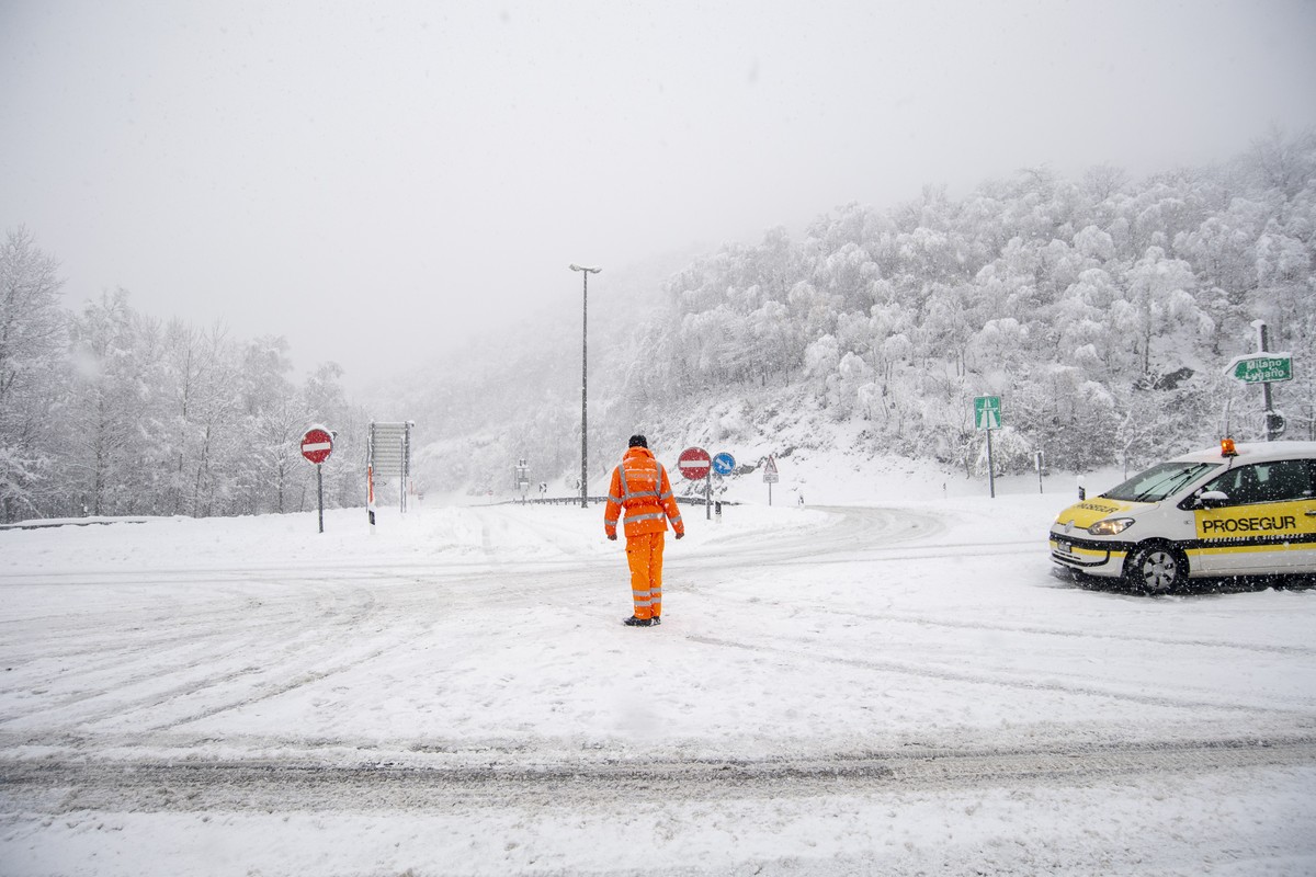 Der Monte Ceneri Pass wird wegen zu starkem Schnellfall geschlossen und Fahrzeuge umgeleitet, am Freitag, 4. Dezember 2020, bei Rivera. Das Tessin ist am Freitagmorgen unter einer Schneedecke aufgewac ...