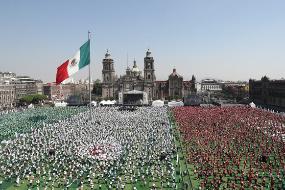 epa12822086 People participate in the 'Massive Football Class', seeking to set a new Guinness World Record on the Zocalo esplanade in Mexico City, Mexico, 15 March 2026. More than 10 thousan ...