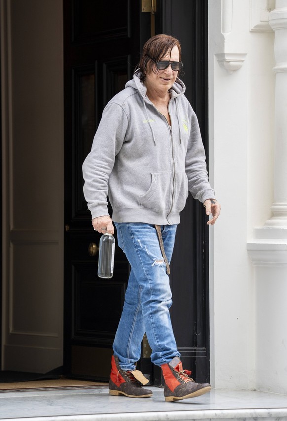 Mickey Rourke 14.04.25 - Mickey Rourke leaves At Sloane hotel in London PUBLICATIONxINxGERxAUTxSUIxONLY Copyright: xLouisxWoodx NINTCHDBPICT000987208624