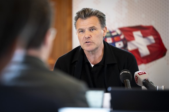 Alfred Gantner, Unternehmer, Mitglied des Initiativkomitees, spricht waehrend einer Medienkonferenz des Komitees der Kompass-Initiative zu Zwischenstand der Sammelphase und geplanten weiteren Schritte ...