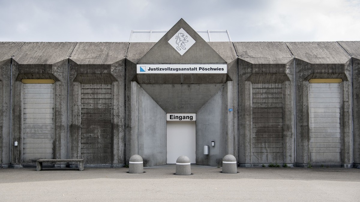 Blick auf den Eingang des Justizvollzug der JVA Poeschwies, aufgenommen am Donnerstag, 13. Juli 2017 in Regensdorf. (KEYSTONE/Ennio Leanza)