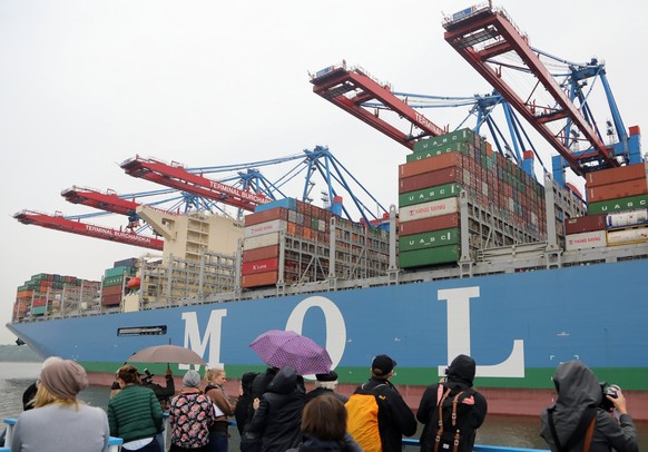 Für den Export prall voll beladen: Containerschiff im Hafen von Hamburg.