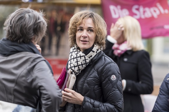 Ursula Wyss, SP, die als Stadtpraesidentin kandidiert, Mitte, spricht im Wahlkampf vor einem Stand der SP, Sektion Kirchenfeld, mit einer Passantin, am Samstag, 12. November 2016, in Bern. Am 27. Nove ...