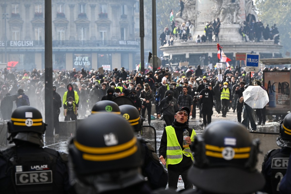 KEYPIX - Protesters face police during a demonstration against rising living costs, joining students' grievances, in Paris, Saturday, Oct. 17, 2026. (KEYSTONE/AP Photo/Emma Da Silva)