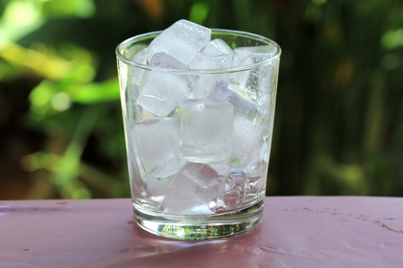 glas eiswürfel eis trinken wasser sommer