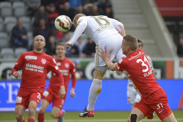 11.04.2015; Thun; Fussball Super League - FC Thun - FC Luzern; Stefan Glarner (Thun, rechts) gegen Marco Schneuwly (FC Luzern, links) (Martin Meienberger/freshfocus)