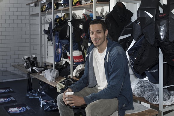 25.09.2014; Zuerich; Eishockey - Urban Leimbacher posiert in der ZSC Garderobe (Andreas Meier/freshfocus