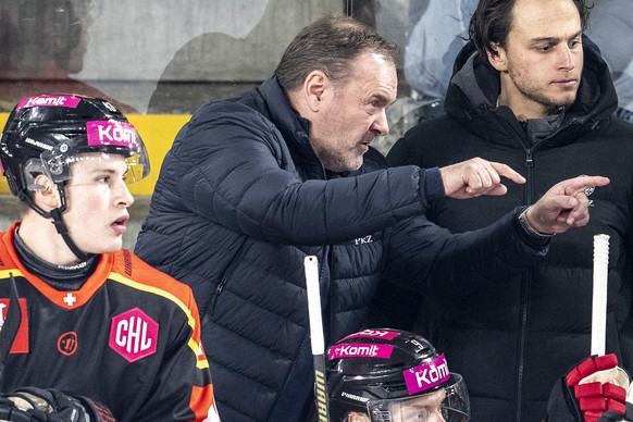 Bern&#039;s head coach Heinz Ehlers, left, and Toni Szabo skills coach, react during a Champions Hockey League game between Switzerland&#039;s SC Bern and Northern Ireland&#039;s Beflast Giants, at th ...