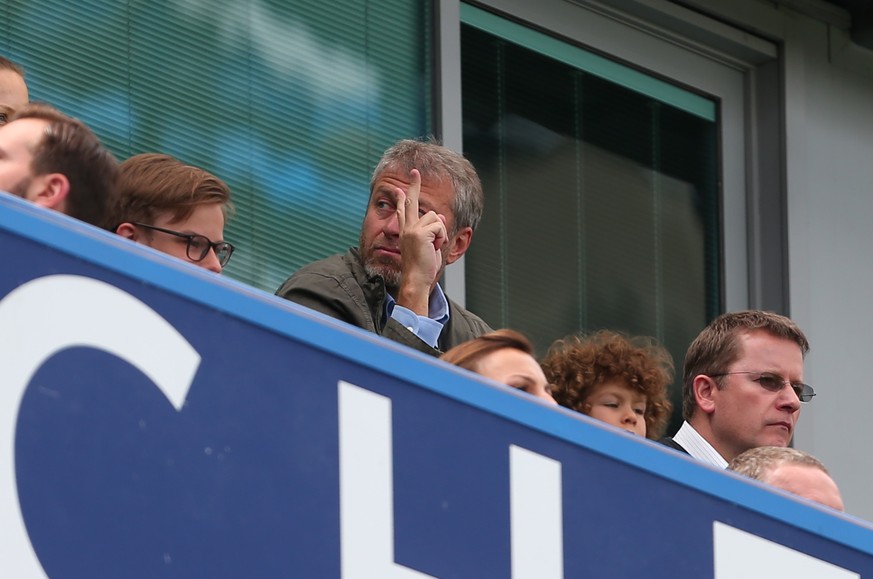 Der russische Oligarch Roman Abramowitsch beobachtet ein Spiel seines FC Chelsea.&nbsp;