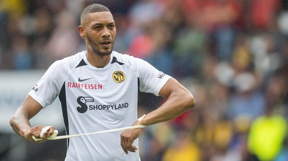 L?attaquant bernois Guillaume Hoarau, quitte le terrain lors de la rencontre de football de Super League entre Neuchatel Xamax FCS et BSC Young Boys ce dimanche 28 juillet 2019 au stade de la Maladier ...