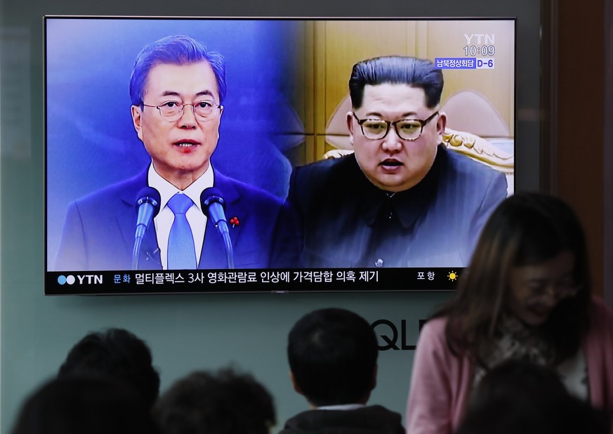epa06682664 South Koreans watch a TV screen broadcasting news on North Korea&#039;s announcement on missile and nuclear testing at a station in Seoul, South Korea, 21 April 2018. According to North Ko ...