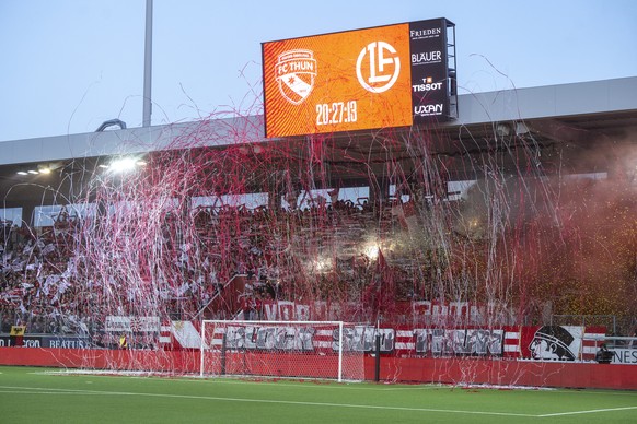 KEYPIX - Die Fans von Thun feiern vor dem Spiel beim Super League Meisterschaftsspiel zwischen dem FC Thun und dem FC Luganovom Samstag, 25. Maerz 2026 in Thun. (KEYSTONE/Urs Flueeler)