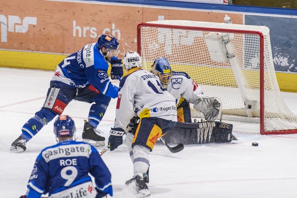 Chris Baltisberger, links, vom ZSC im Spiel gegen Torhueter Leonardo Genoni, rechts, von Zug beim Eishockey Playoff-Finalspiel, Spiel 6, der National League zwischen den ZSC Lions und dem EV Zug am Fr ...