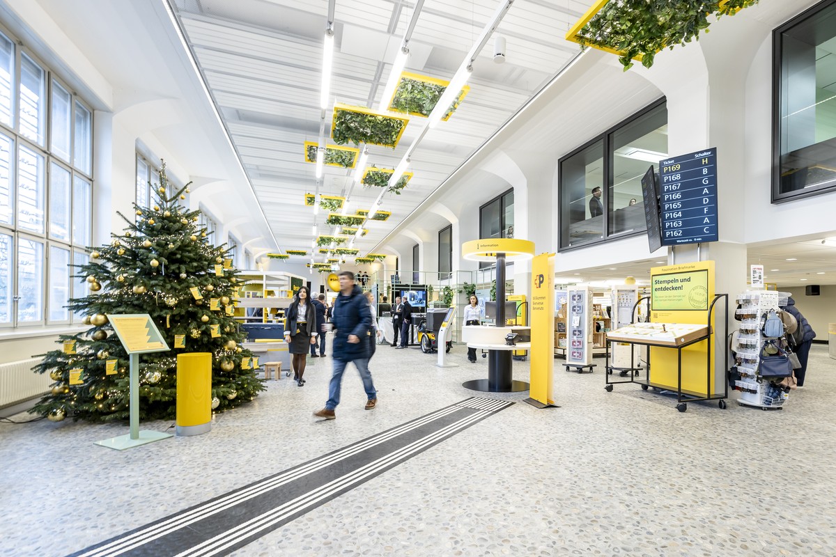 Einblick in den Kundenbereich der Sihlpost anlaesslich der Eroeffnung der neuen Sihlpost-Filiale, am Montag, 1. Dezember 2025 in Zuerich. Die Sihlpost beim Zuercher Hauptbahnhof wird nach zehn Monaten ...