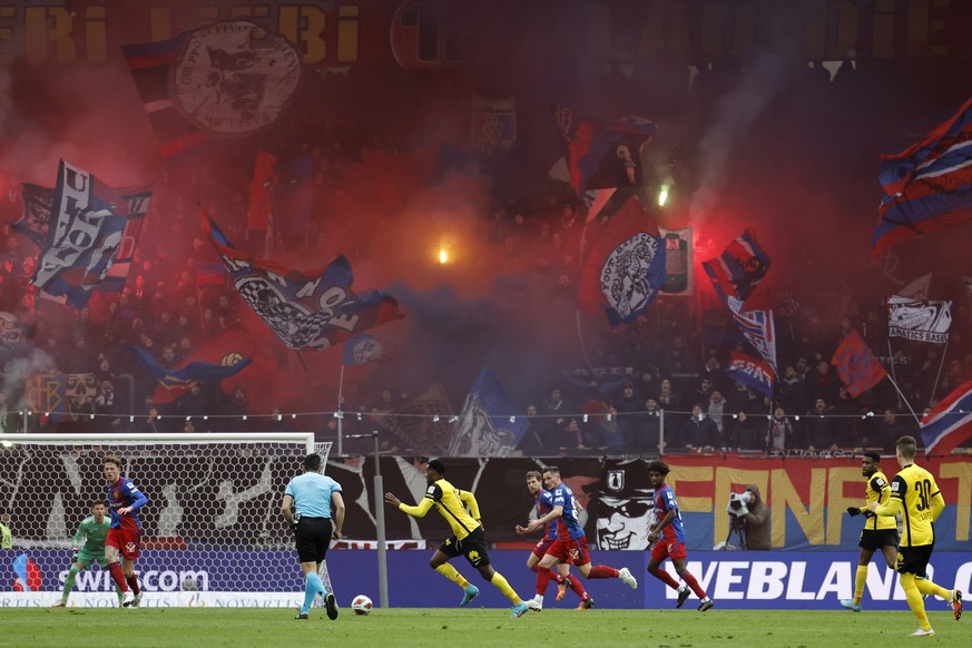 Basels Fans zuenden Pyro nach dem Tor zum 1-0, im Super League Spiel zwischen dem FC Basel und dem BSC Young Boys Bern, am Sonntag 3. April 2022 im Stadion St. Jakob-Park in Basel. (KEYSTONE/Peter Kla ...