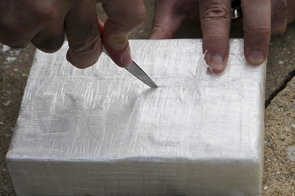 epa04449636 Portuguese Police show some of the 600 kilograms of cocaine found on a sailing-boat at Sagres harbour, Algarve, south of Portugal, 16 October 2014, after the arrest of 2 men. EPA/LUÍS FORR ...