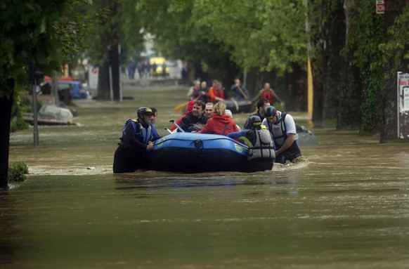 Armeemitglieder evakuieren Einwohner&nbsp;Maglajs aus ihren überfluteten Häusern.