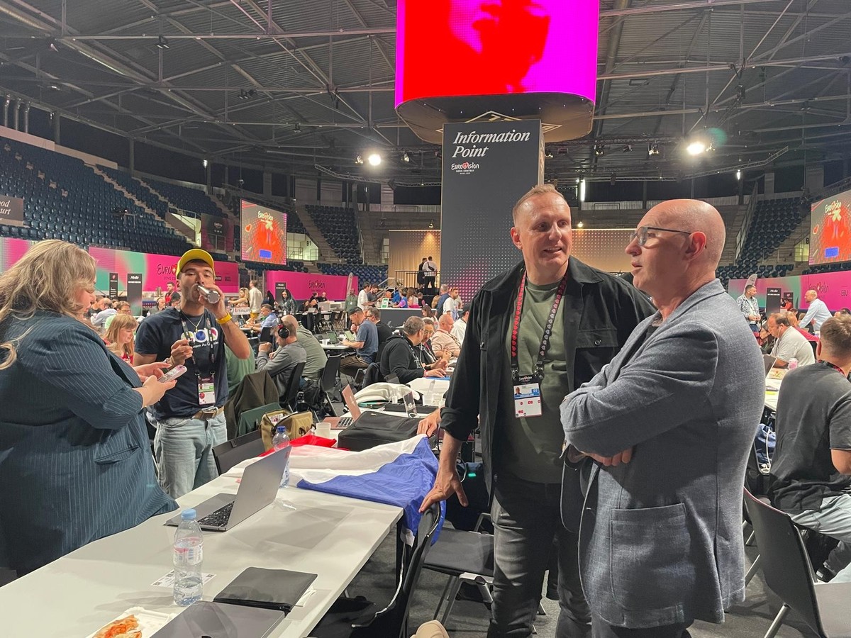 Jean-Marc Richard et Nicolas Tanner dans la salle presse de l'Eurovision à Bâle