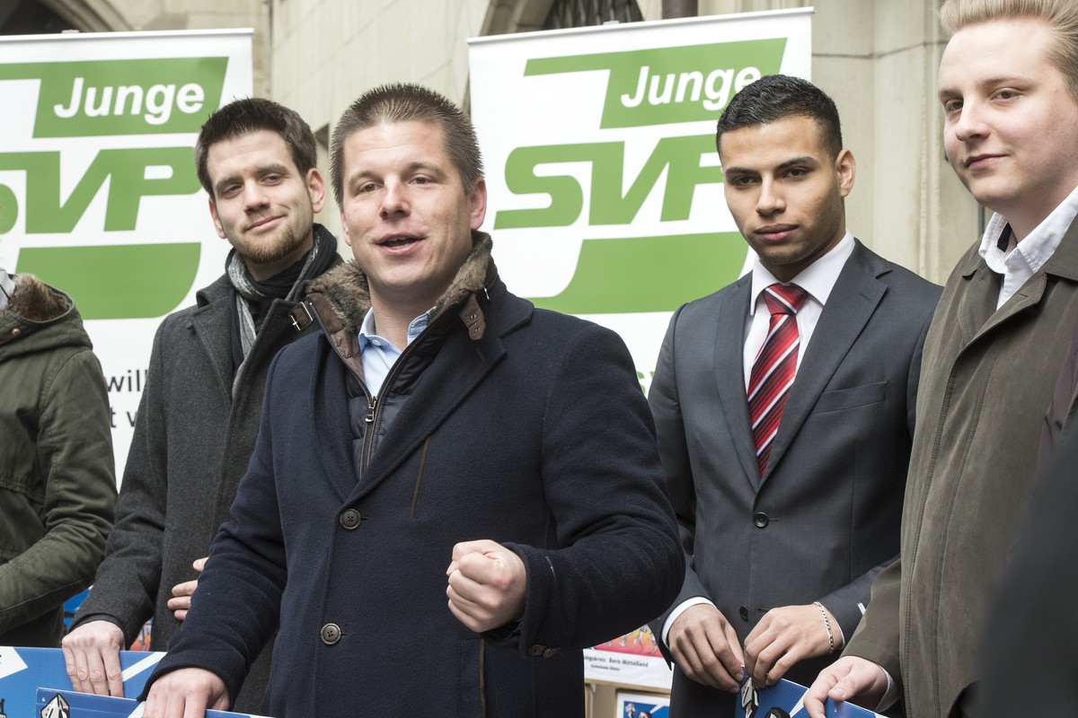 Patrick Freudiger, Grossrat/BE, Erich Hess, Nationalrat/BE, Adrian Spahr, Nils Fiechter, Junge SVP Kanton Bern, von links nach rechts, vor der Uebergebe der 17'511 Unterschriften, fuer die Volksi ...