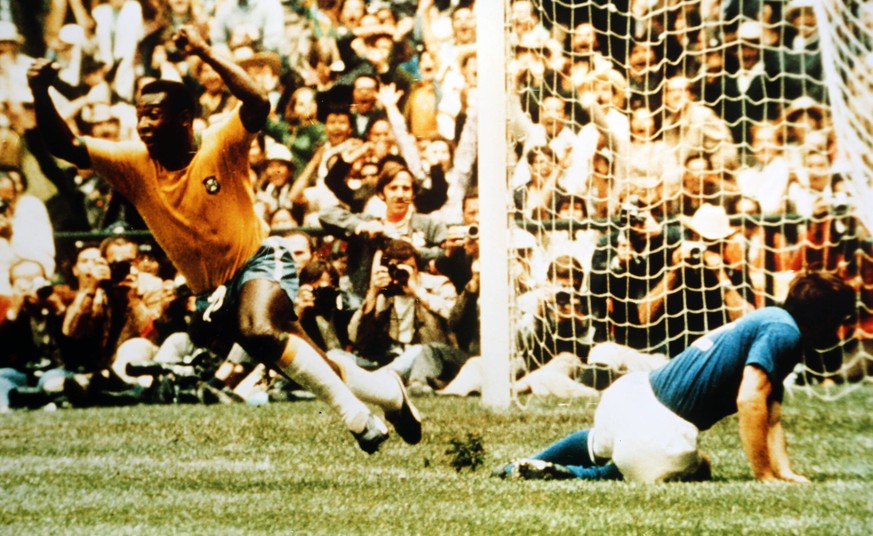 Pel celebrates scoring for Brazil against Italy in the 1970 FIFA World Cup, WM, Weltmeisterschaft, Fussball final. , Pele, Tarcisio Burgnich Estadio Azteca, Mexico City, Mexico, Ref:VM FWC70 008 Pele  ...