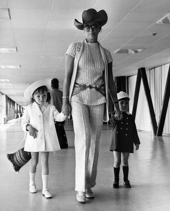 RECORD DATE NOT STATED Joan Collins and her children Tara and Sacha at London s Heathrow Airport 1969 ** J.C.C. EDITORIAL USE ONLY PUBLICATIONxINxGERxAUTxSUIxONLY Copyright: x