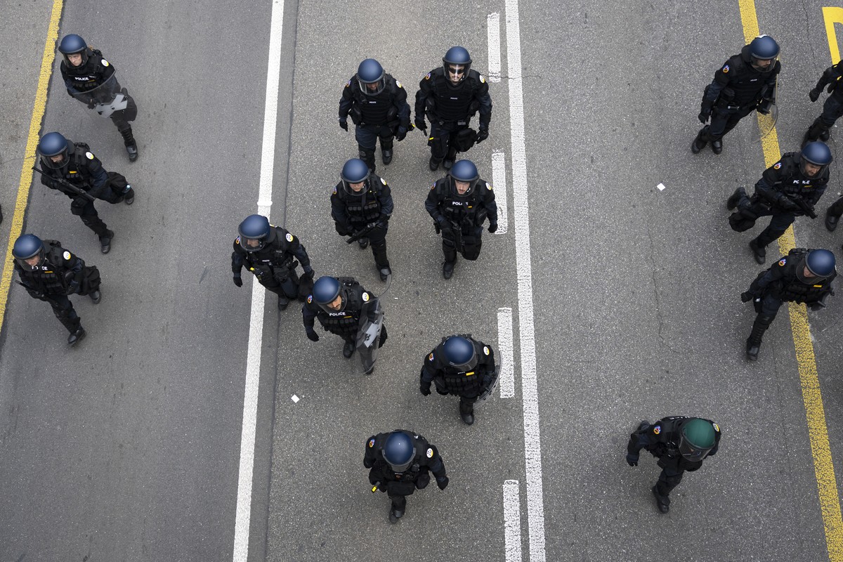 Polizisten am Ende einer Demonstration gegen Kapitalismus und Imperialismus, am Sonntag, 11. Oktober 2026, in Bern. (KEYSTONE/Peter Klaunzer)
