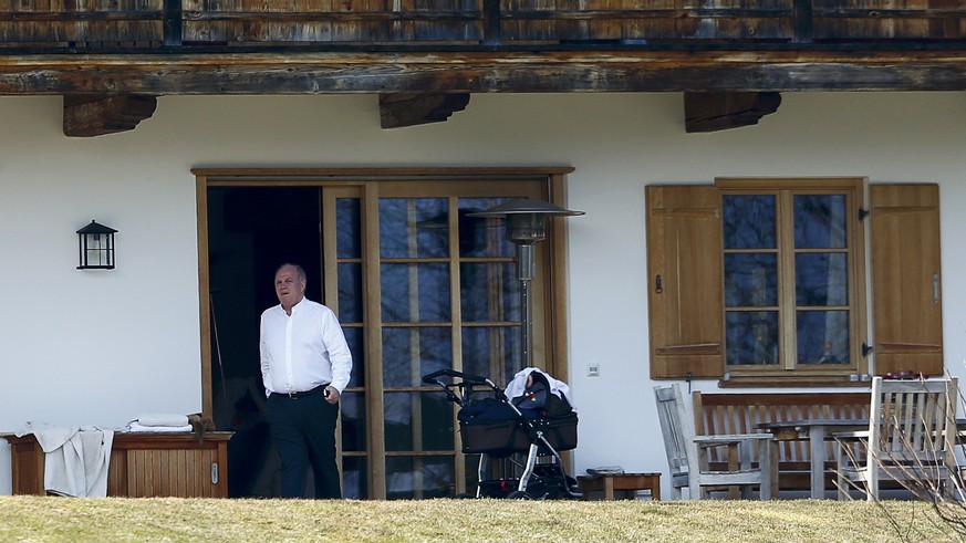 Uli Hoeness vor seinem Haus am Tegernsee.