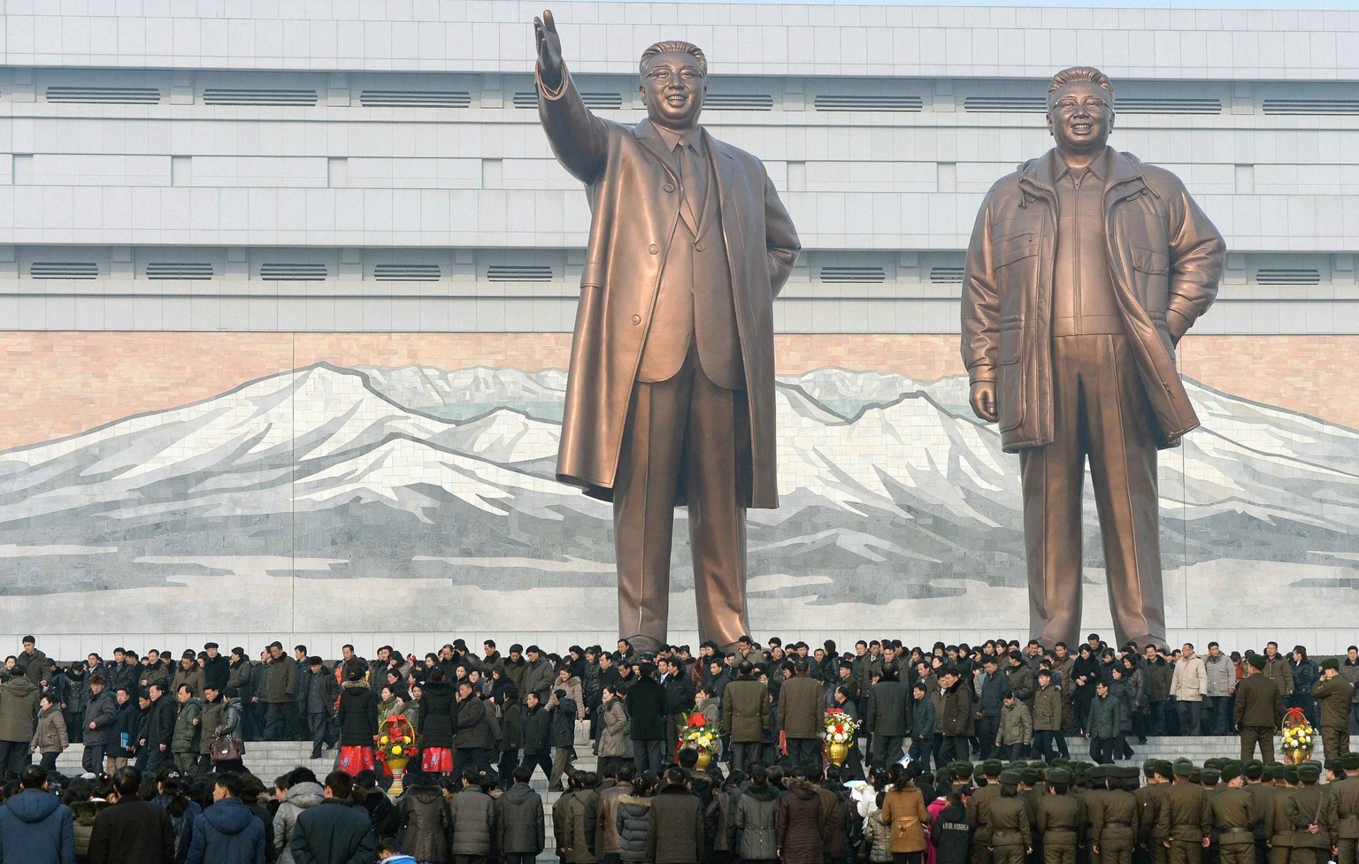 Nordkoreaner versammeln sich vor den Bronzestatuen des Staatsgründers Kim Il Sung und des ehemaligen Machthabers Kim Jong Il in Pyöngjang.&nbsp;