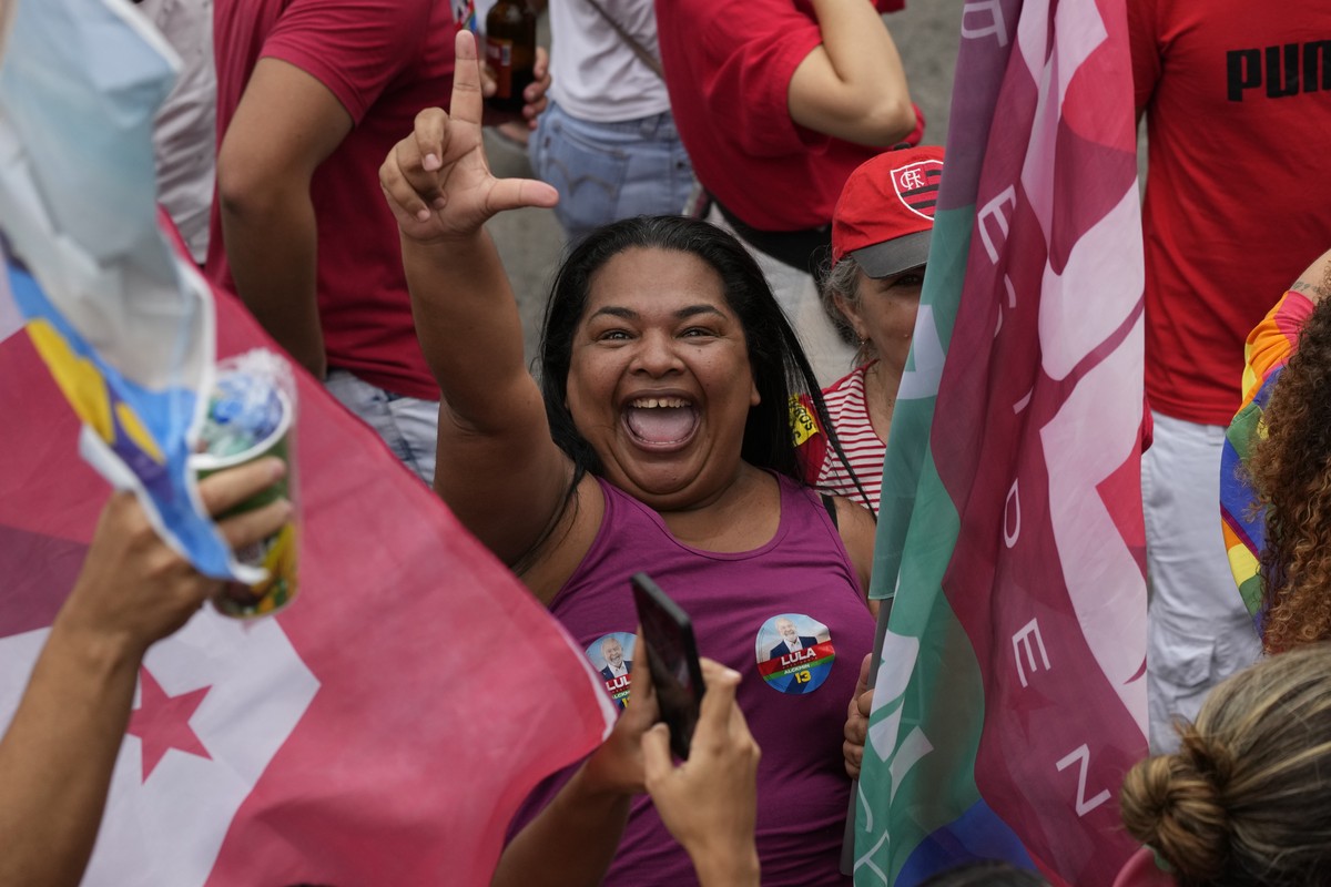 A supporter of Brazil's former President Luiz Inacio Lula da Silva, who is running for office again, flashes the letter L for "Lula" during a campaign rally with him in the Complexo do  ...