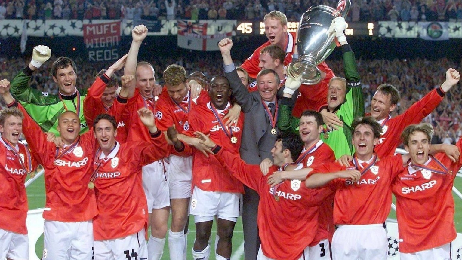epa03691553 (FILE) File picture dated 26 May 1999 shows Manchester United manager Alex Ferguson and his team lifting the UEFA Champions League trophy after they defeated Bayern Munich in the UEFA Cham ...