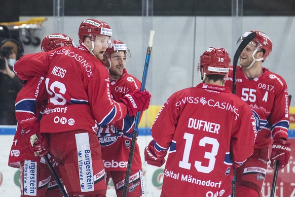 Jubel bei den Spielern der Rapperswil Jona Lakers im Eishockey Spiel der National League zwischen den Rapperswil Jona Lakers und dem HC Lugano am Montag, 28. Dezember 2020, in der St. Galler Kantonalb ...