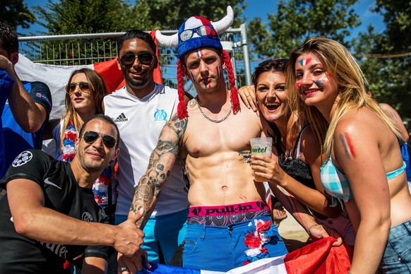 epa05418580 French fans pose at the fan zone near the Eiffel Tower prior to the UEFA EURO 2016 final match between Portugal and France in Paris, France, 10 July 2016. EPA/CHRISTOPHE PETIT TESSON