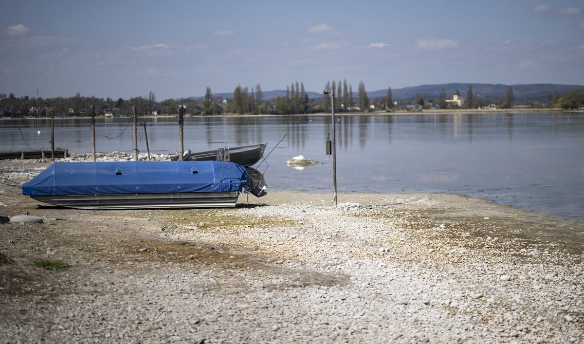 Ein Boot liegt auf dem Trockenen am Untersee, aufgenommen am Mittwoch 9. April 2025 im thurgauischen Ermatingen. Wegen zu wenig Regen und Schmelzwasser ist der Wasserstand am Bodensee sehr niedrig. (K ...